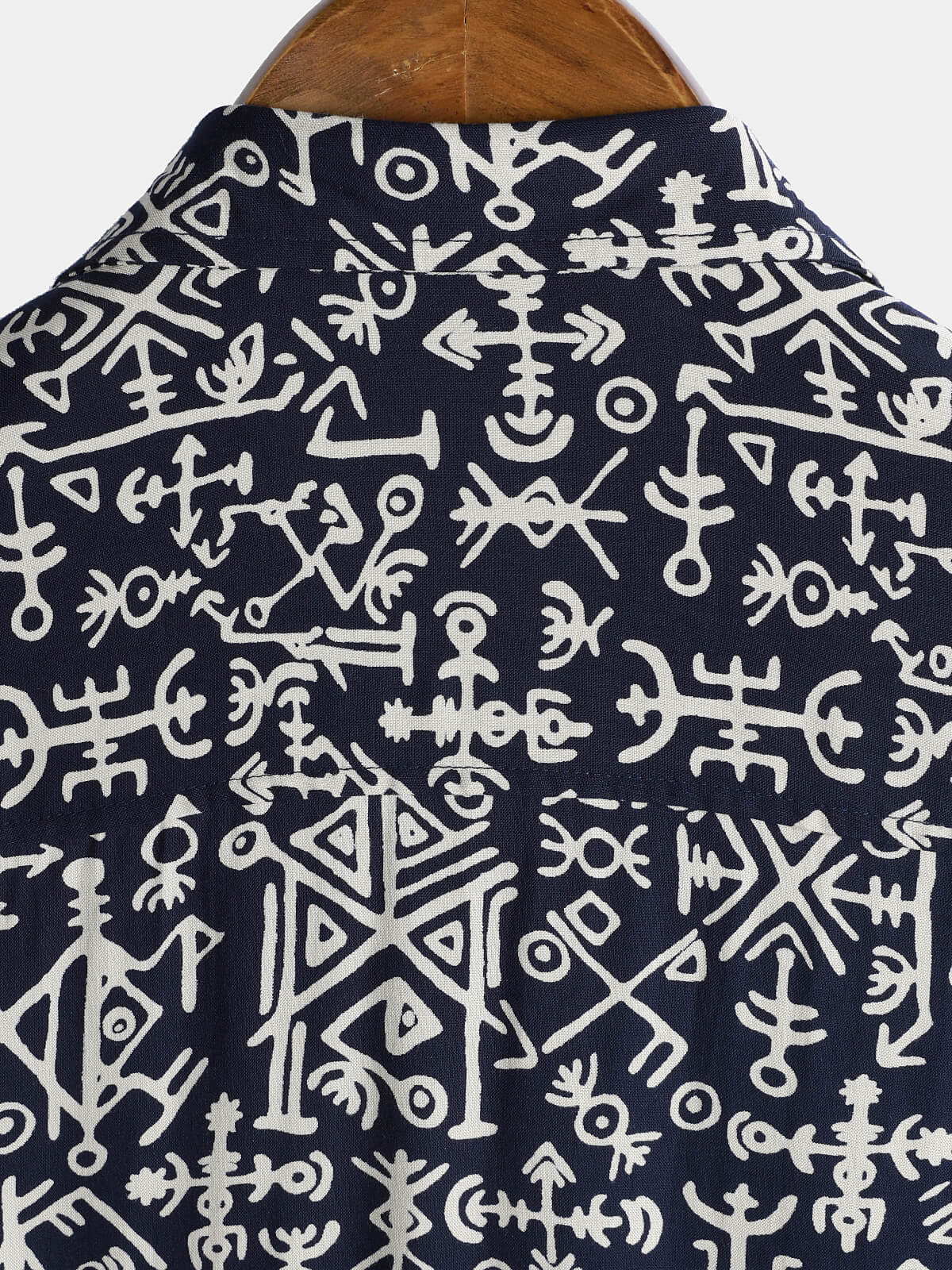 Chemise homme manches courtes imprimé tribal symboles bleu marine en rayon