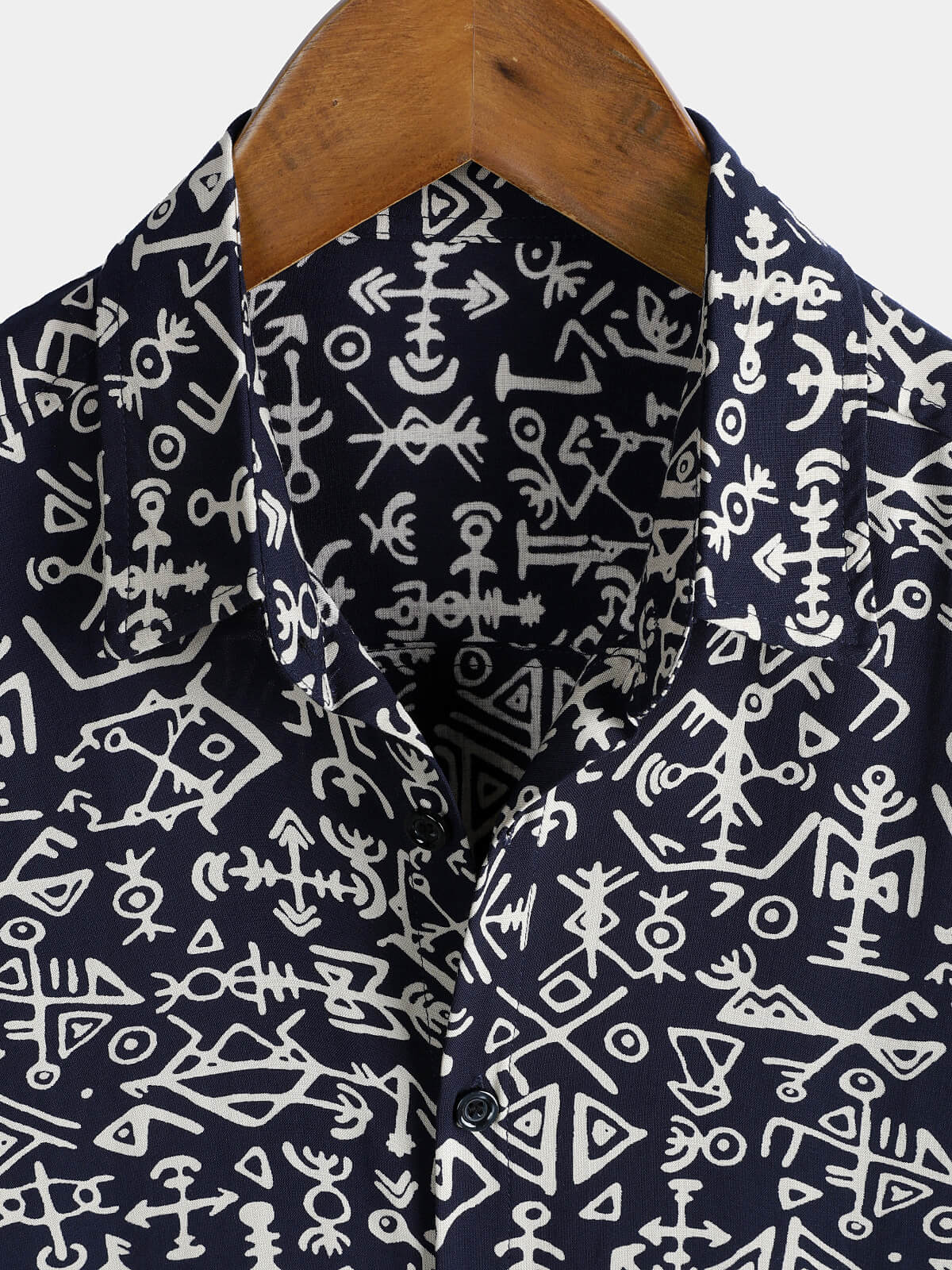 Chemise homme manches courtes imprimé tribal symboles bleu marine en rayon